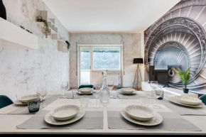 Large apartment with swimming pool and tennis court near the station